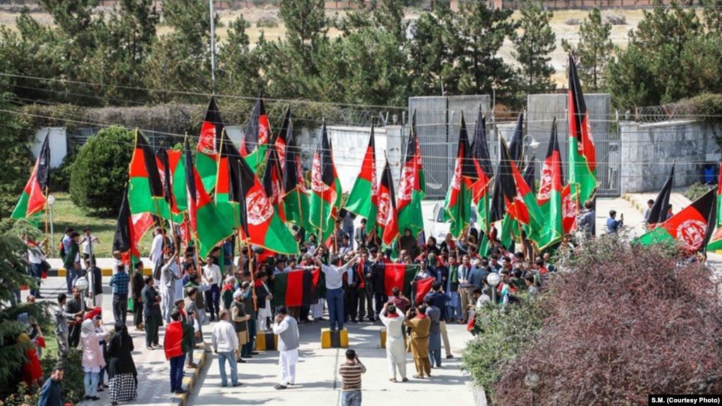 Photo of بازداشت ده‌ها تن از شهروندان افغانستان به اتهام برافراشتن پرچم افغانستان در پاکستان