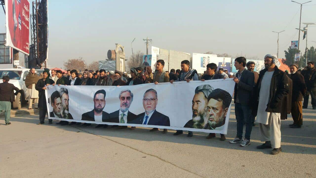 Photo of تظاهرات شماری از هواداران تیم انتخاباتی «ثبات‌ و ‌هم‌گرایی» در بلخ