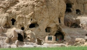 نمای کلی از غارهایی که خانواده‌های افغانستانی در آن زندگی می‌کنند، در حالی که بسیاری از مردم با خشکسالی، گرسنگی، بیماری و سوءتغذیه در ولایت بامیان، افغانستان در 8 مه 2023 دست‌‌وپنجه نرم می‌کنند.