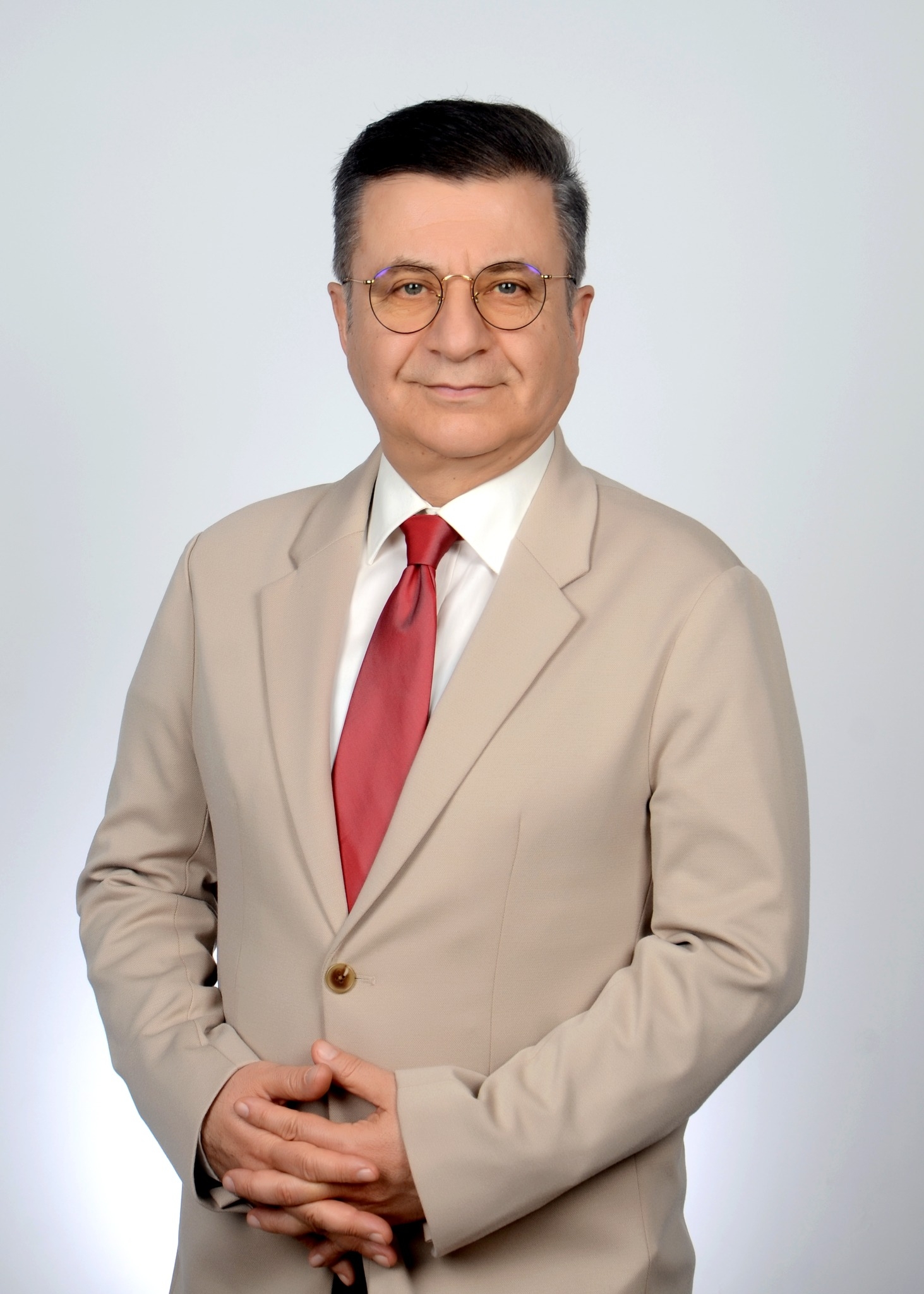 دکتر ملک ستیز، تحلیلگر برجسته افغانستان، در مقاله‌ای به بررسی ابعاد مختلف شخصیت شاهزاده کریم آقاخان، رهبر مسلمانان اسماعیلی، پرداخته است. او در این مقاله، آغاخان را نه تنها به عنوان یک رهبر مذهبی، بلکه به عنوان یک شخصیت سیاسی، اجتماعی و فرهنگی برجسته معرفی می‌کند که تأثیر عمیقی بر تاریخ معاصر داشته است.