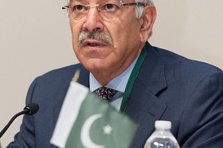 خواجه آصف: طالبان را با همکاری آمریکا ساختیم؛ اکنون تهدیدی برای خودمان شده‌اند