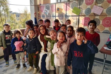 آموزش در آوارگی؛ روایت بانو زحل از تلاش برای کودکان پناهنده در پاکستان