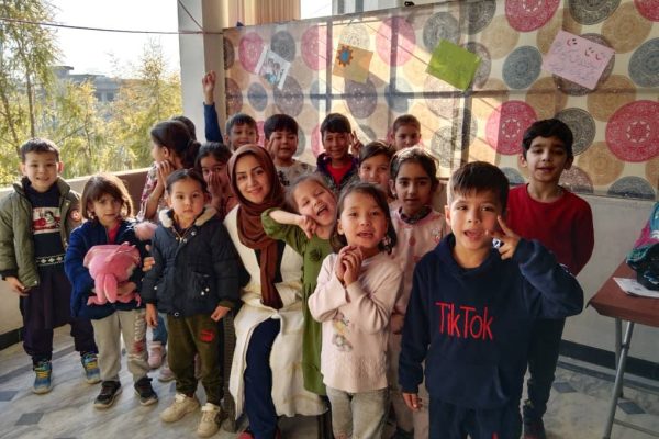 آموزش در آوارگی؛ روایت بانو زحل از تلاش برای کودکان پناهنده در پاکستان