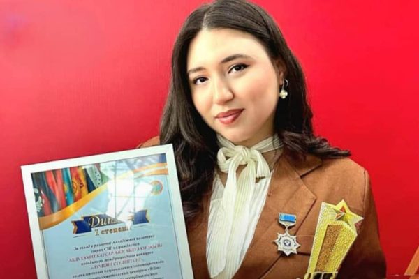 دانشجوی اوزبیک‌تبار افغانستانی در قزاقستان برنده مدال طلای رقابت معتبر علمی شد