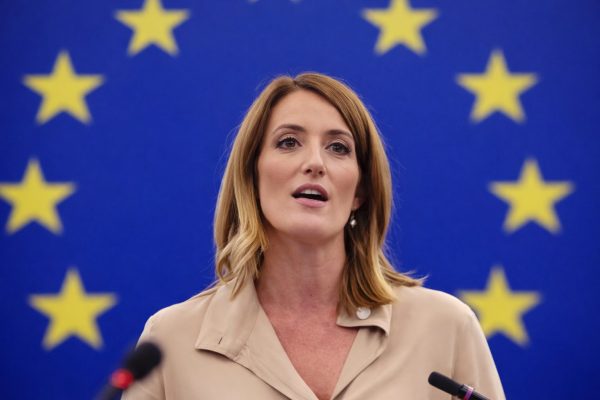 دو پرواز، دو فرهنگ؛ درس فروتنی از رئیس پارلمان اروپا