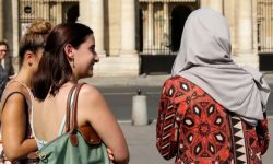 یک حجاب، دو محرومیت؛ استاد از کار، شاگرد از آموزش