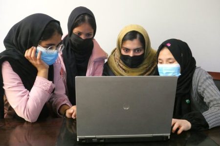 نگرانی از سوءاستفاده اکادمی‌های آنلاین از دختران