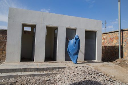 مسجد در بیابان، بیمار در صف؛ اولویت کجاست؟