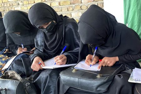 زنان افغانستان پشت صنف خیاطی مخفیانه درس می‌خوانند